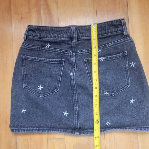 Pacsun Daisy embroidered black denim mini skirt size 24 - Picture 3 of 6